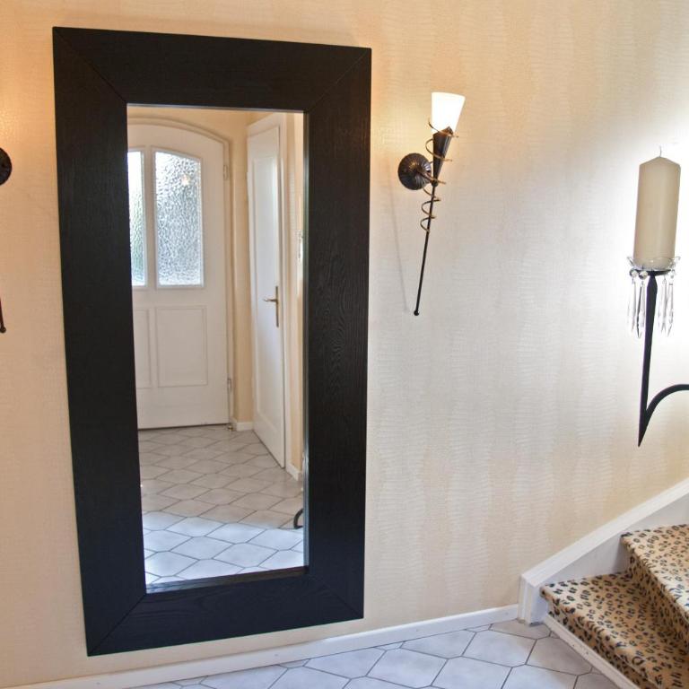 Lion Homestay Munich - Zimmer mit Kingsize-Bett und Balkon - 26
