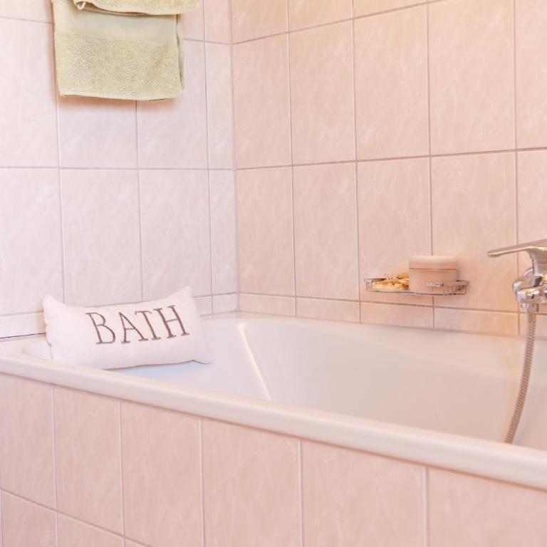 Lion Homestay Munich - Zimmer mit Kingsize-Bett und Balkon - 12