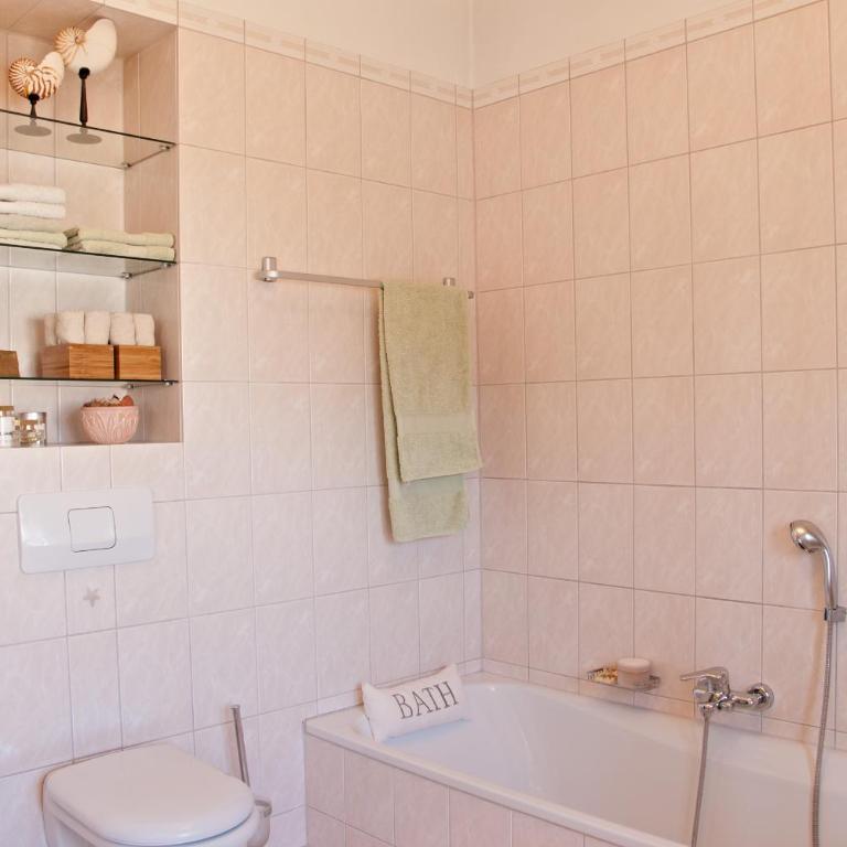 Lion Homestay Munich - Zimmer mit Kingsize-Bett und Balkon - 24