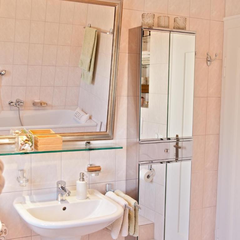 Lion Homestay Munich - Zimmer mit Kingsize-Bett und Balkon - 15