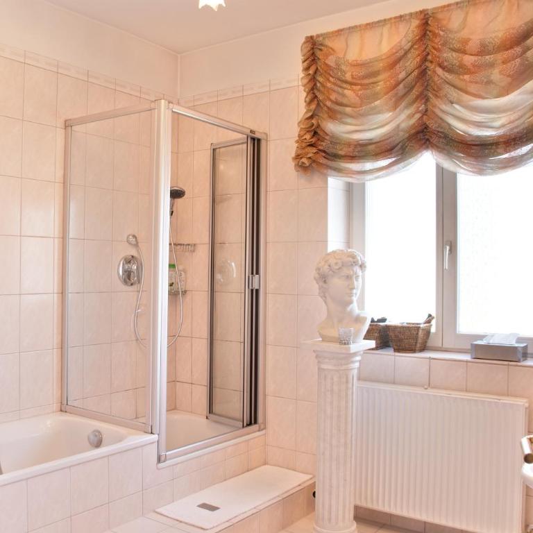 Lion Homestay Munich - Zimmer mit Kingsize-Bett und Balkon - 10