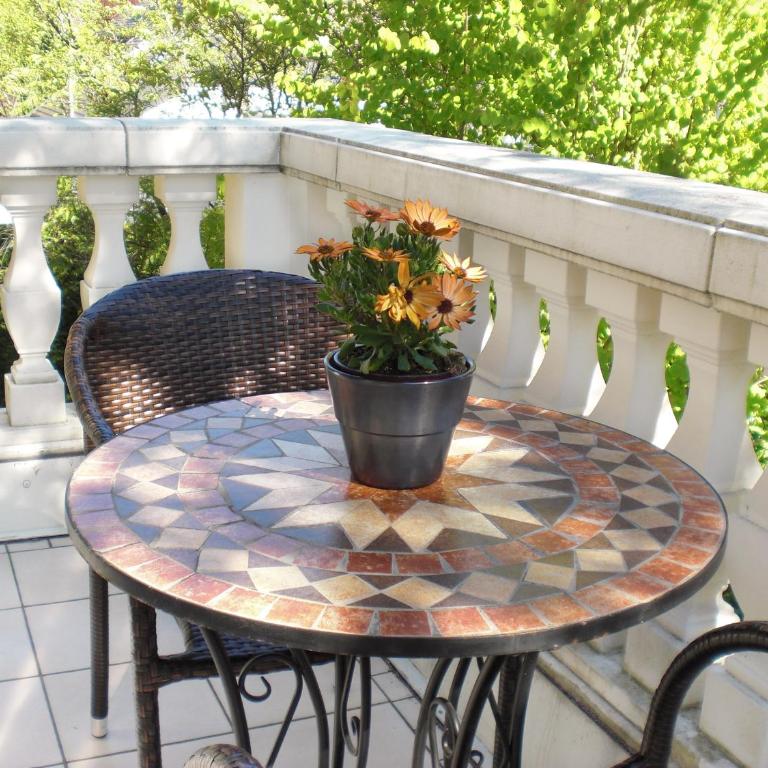 Lion Homestay Munich - Zimmer mit Kingsize-Bett und Balkon - 7