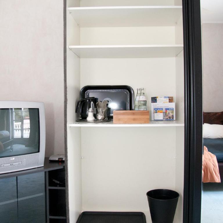 Lion Homestay Munich - Zimmer mit Kingsize-Bett und Balkon - 17