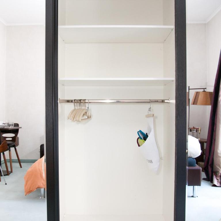 Lion Homestay Munich - Zimmer mit Kingsize-Bett und Balkon - 16