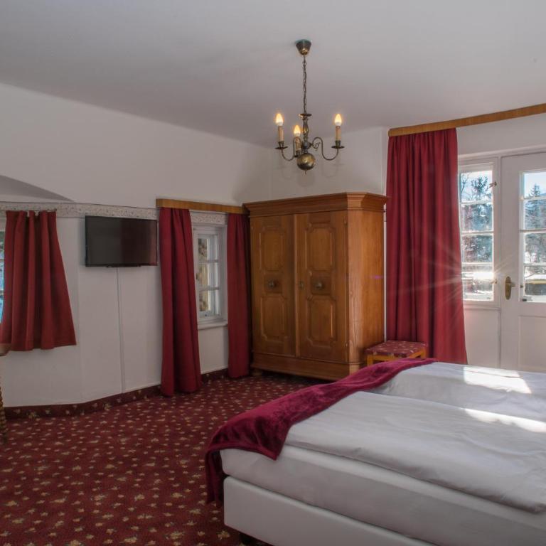 Hotel Restaurant Grünwalderhof - Doppelzimmer mit Balkon und Bergblick - 13