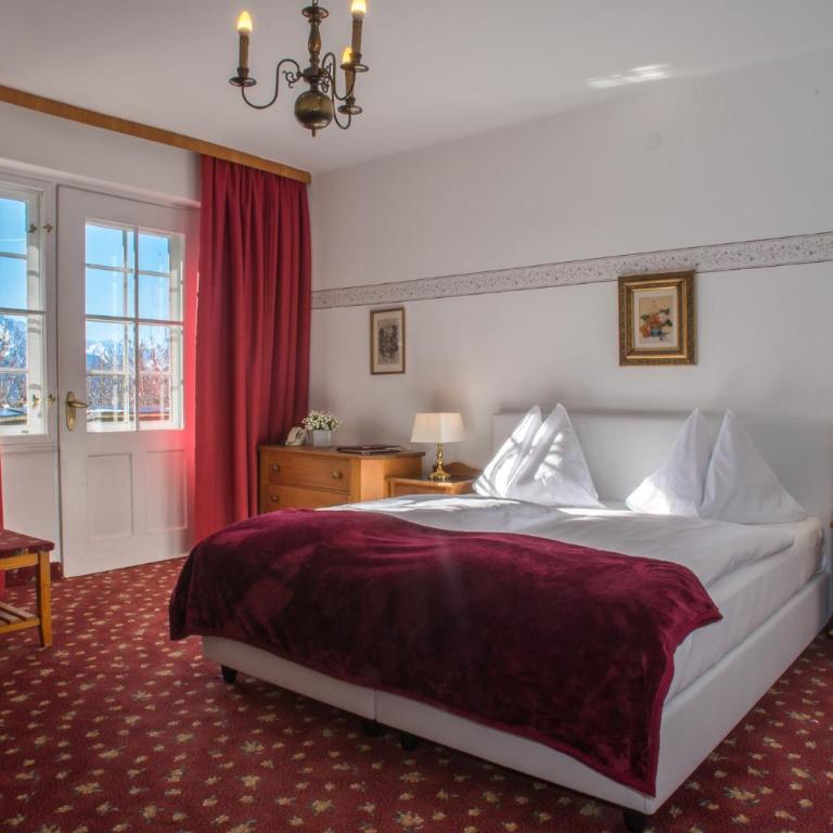 Hotel Restaurant Grünwalderhof - Doppelzimmer mit Balkon und Bergblick - 4