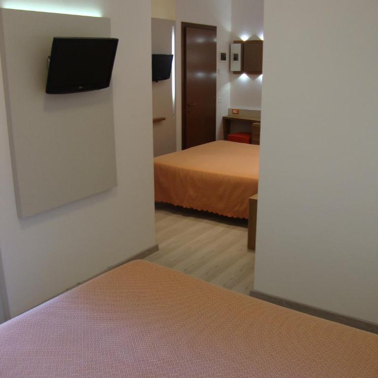 Hotel Venezia - Camera Familiare Comfort con Balcone (2 Adulti + 2 Bambini) - 16