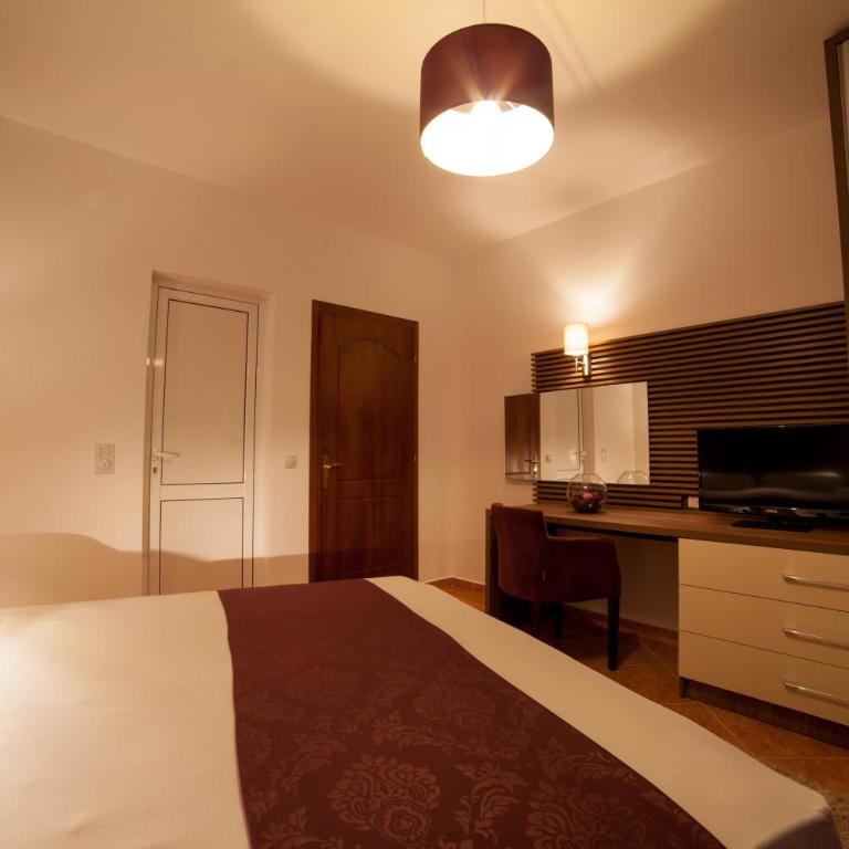 Guest House Pasha - Deluks Dvokrevetna Soba sa Bračnim Krevetom, Balkonom i Pogledom na Vrt - 24