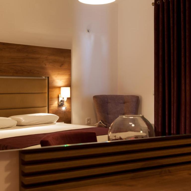 Guest House Pasha - Deluks Dvokrevetna Soba sa Bračnim Krevetom, Balkonom i Pogledom na Vrt - 21