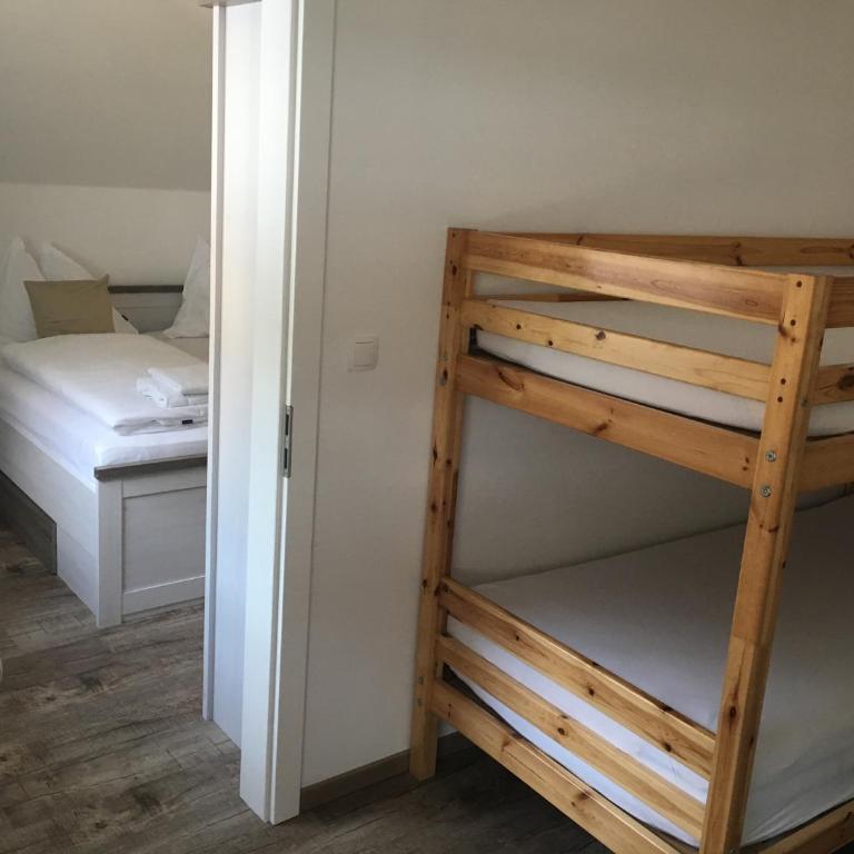 Pension Kirchenwirt - Familienzimmer mit Bergblick - 2
