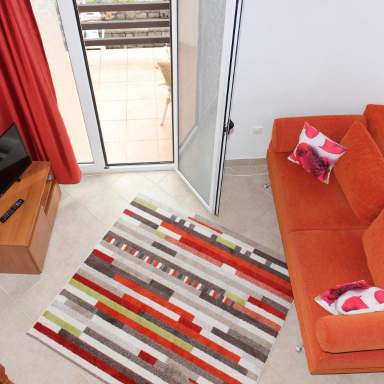 Apartment Dijana - Apartment with Mountain View - 2