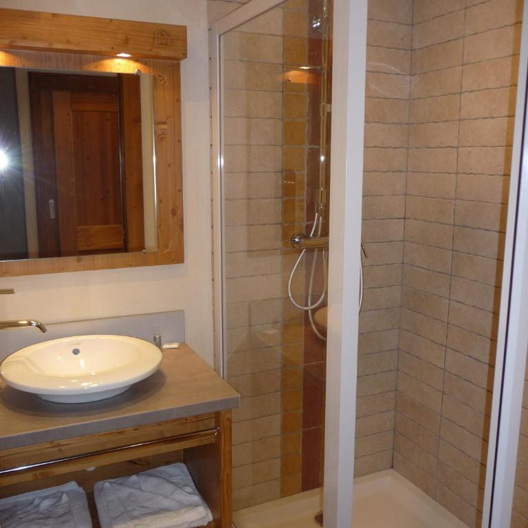 Chalet-Hôtel Le Beausoleil, The Originals Relais - Chambre Triple - 9