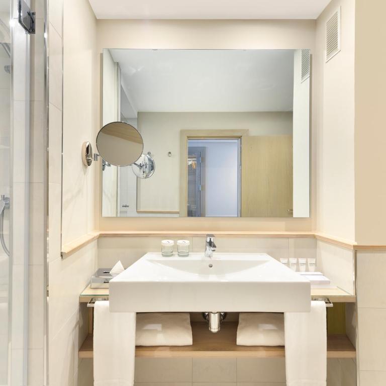 Amàre Beach Hotel Marbella - Adults Only Recommended - Habitación Doble Keep the Secret con vistas laterales al mar - 1 o 2 camas - 1