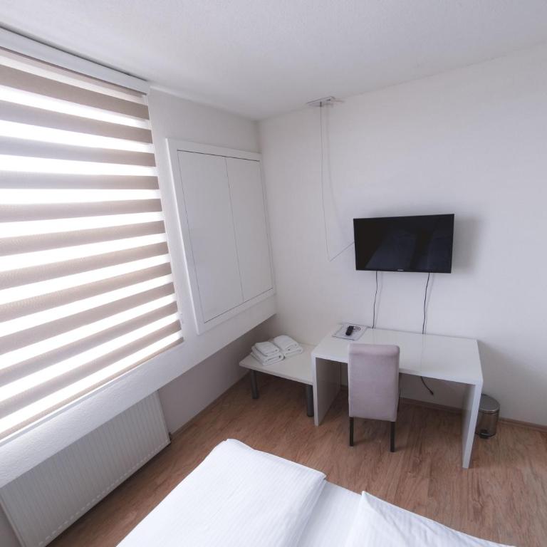 Orange Business Centar Apartments - Economy Double or Twin Room - 13