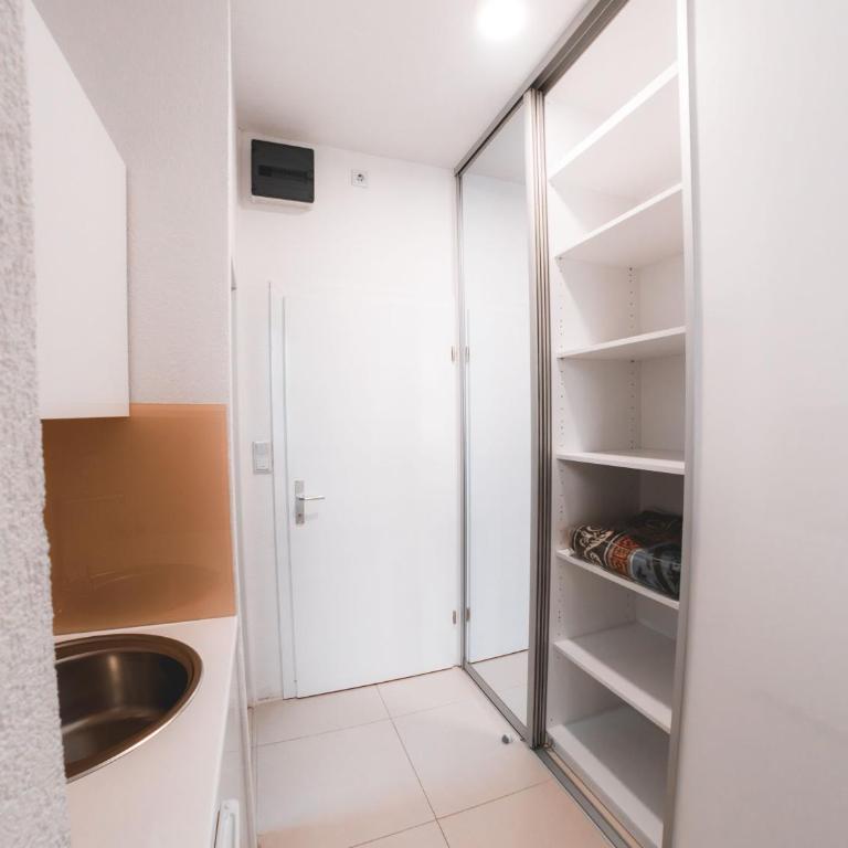 Orange Business Centar Apartments - Economy Double or Twin Room - 9