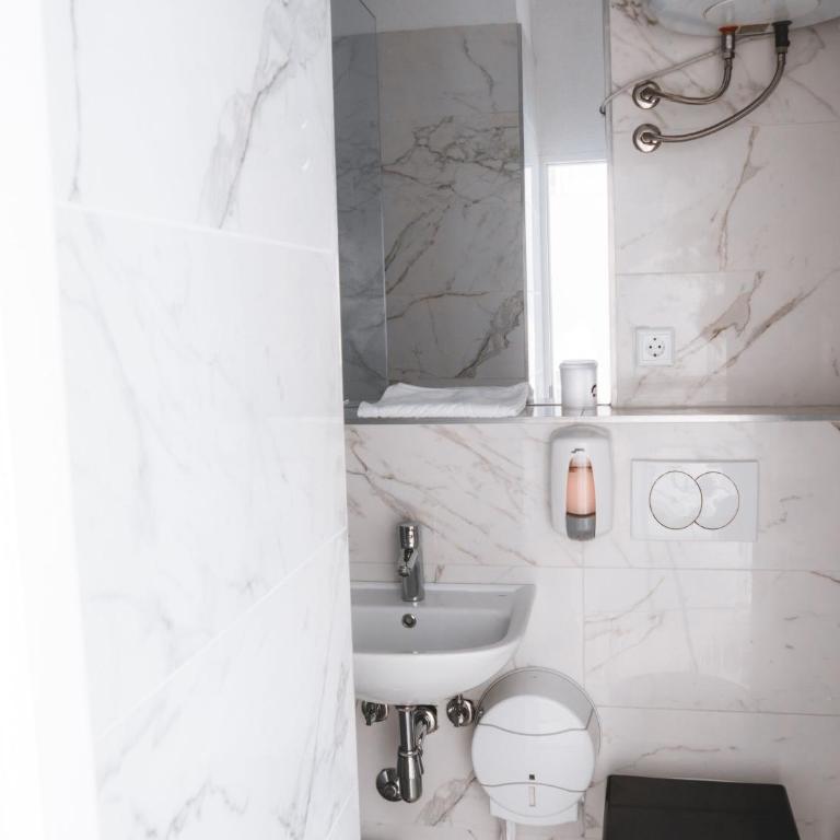 Orange Business Centar Apartments - Economy Double or Twin Room - 5