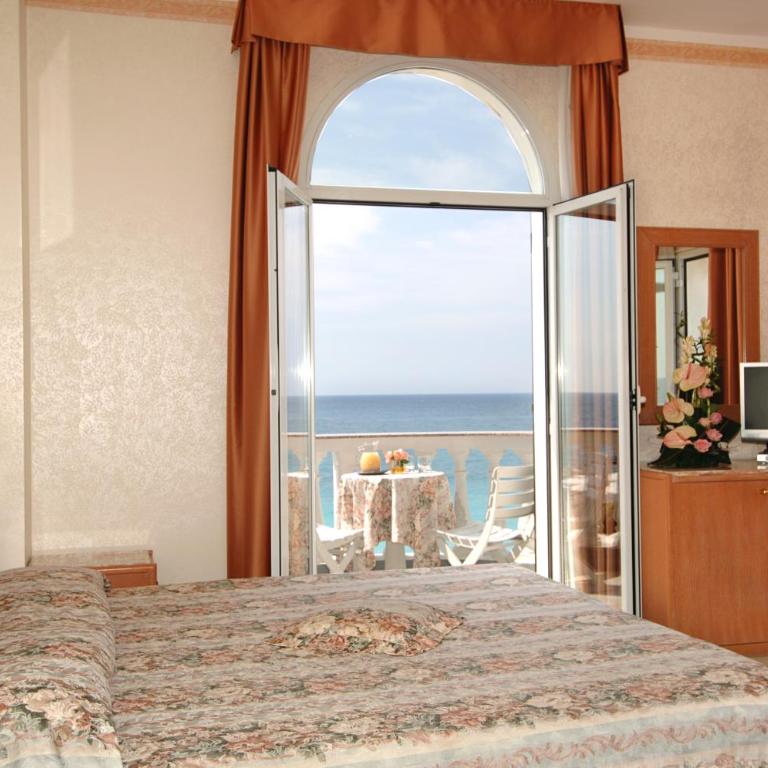 Hotel Piccolo Lido - Camera Matrimoniale con Balcone e Vista Mare - 1