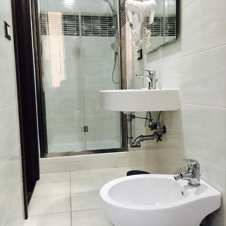 Favola Romana - Guest House - Camera Doppia con Letti Singoli con Bagno Privato - 2