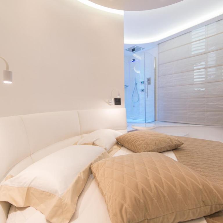 LUX Suites in Roma - Camera Deluxe Matrimoniale con Vasca Idromassaggio - 38