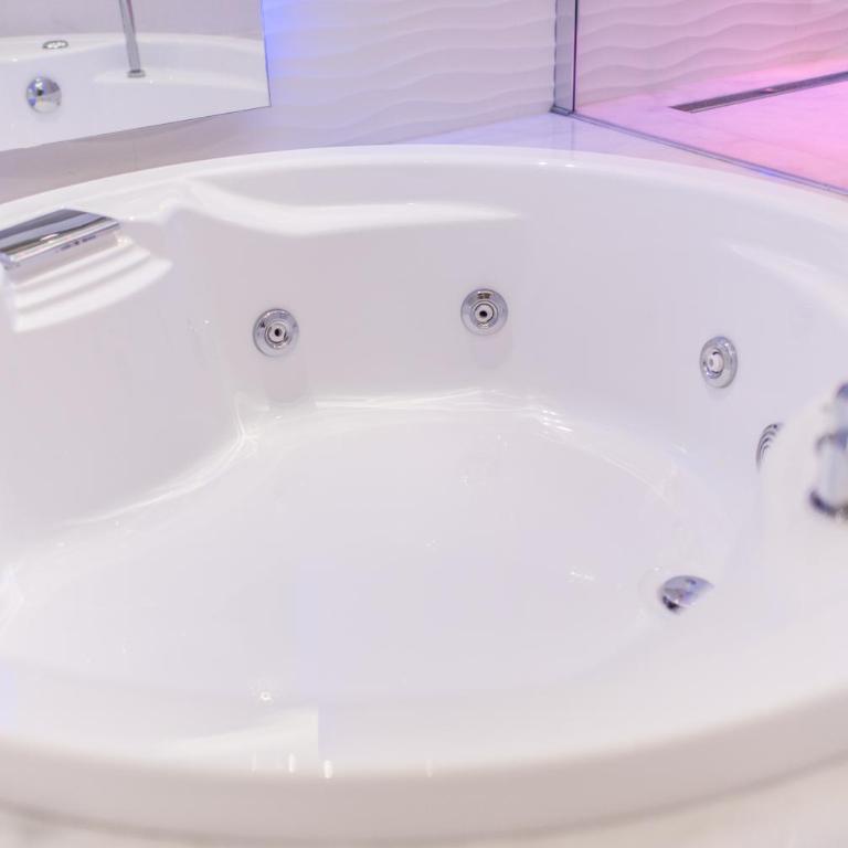 LUX Suites in Roma - Camera Deluxe Matrimoniale con Vasca Idromassaggio - 43