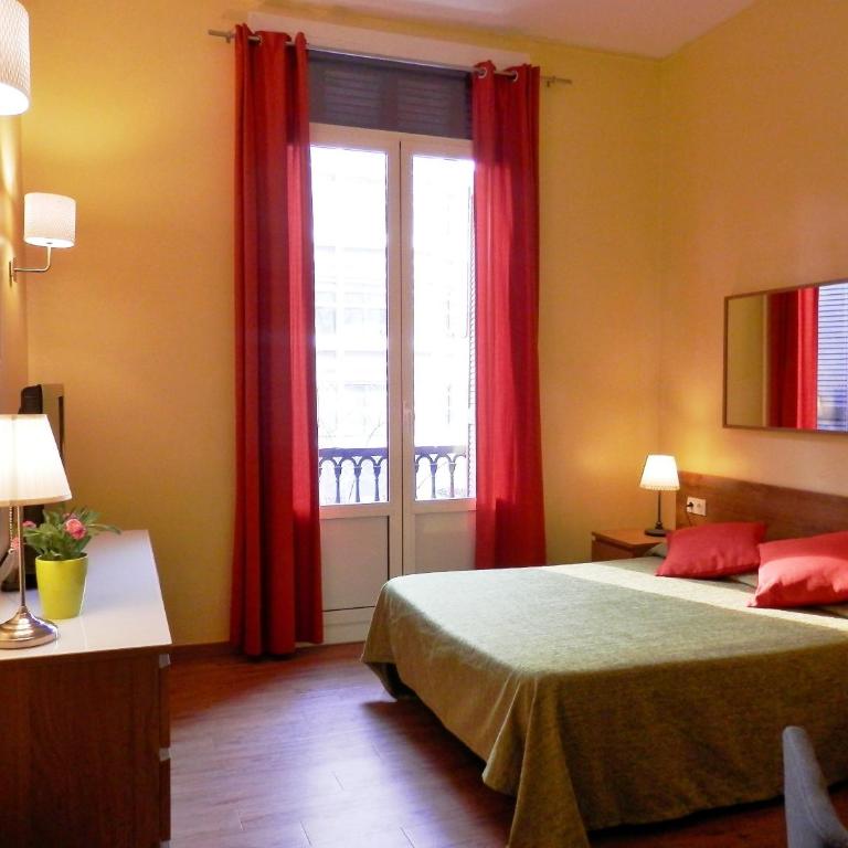 Barcelona Central Garden Hostal - Double Room with Private Bathroom - 1