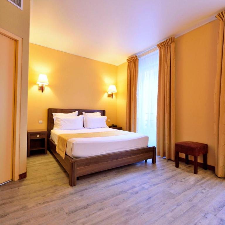 Hotel Capitole - Chambre Double Classique - Vue sur Jardin - 1