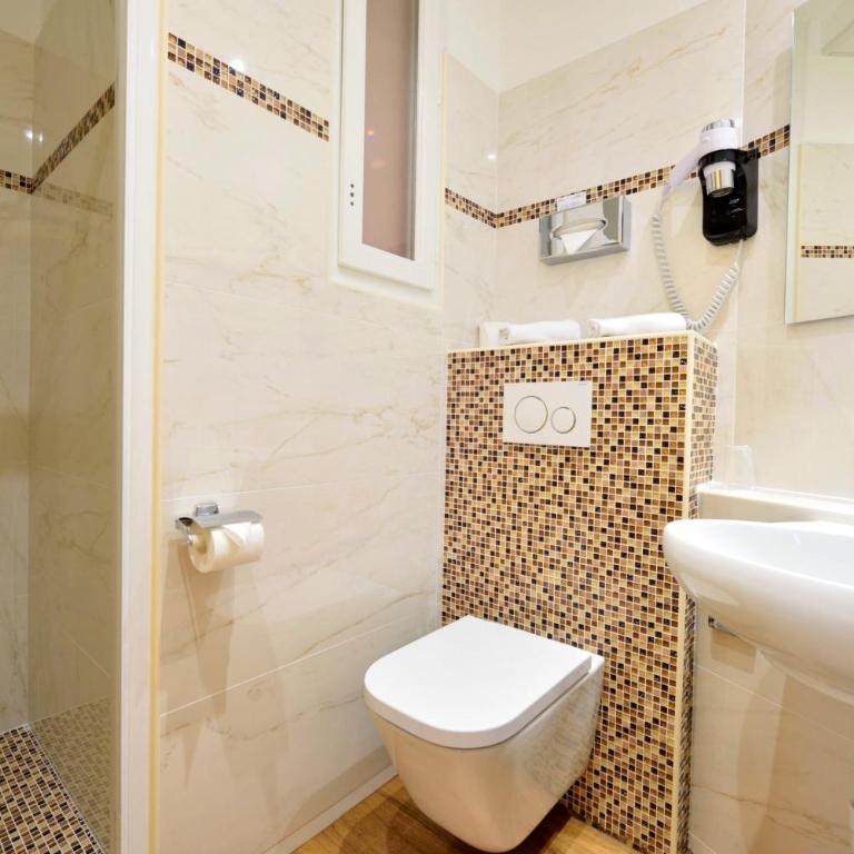 Hotel Capitole - Chambre Double avec Balcon - Côté Rue - 4