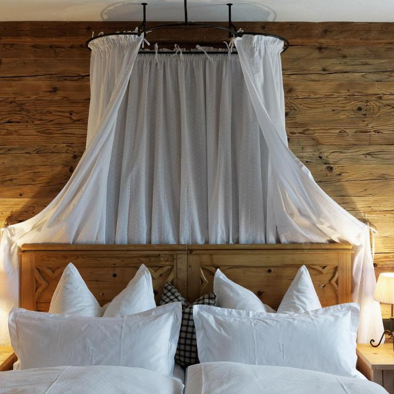 Himmlhof Small Luxury Boutique Hotel - Deluxe Suite mit Kingsize-Bett und Kamin - 2