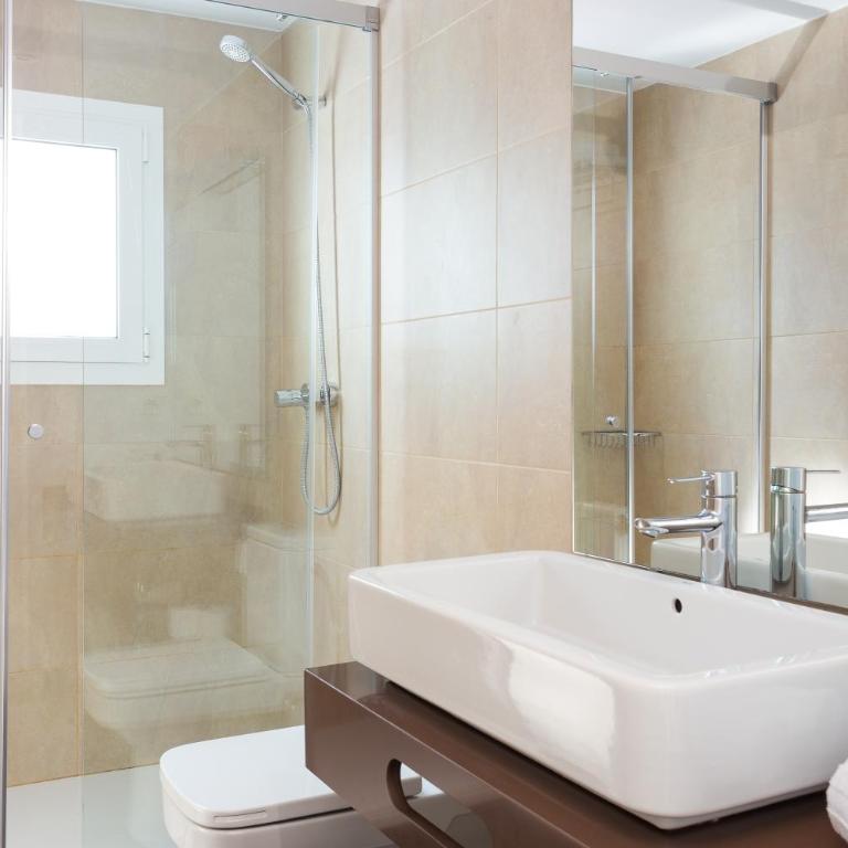 Quartprimera Apartments - Two-Bedroom Penthouse with Terrace - 3