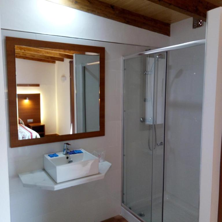 Hotel Avenida - Habitación con cama extragrande y balcón - 3