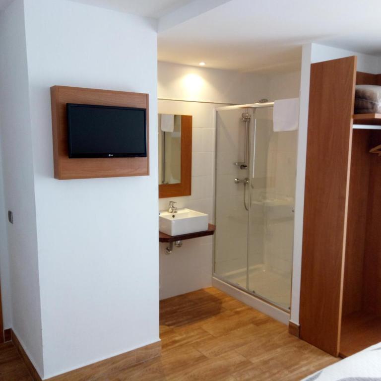 Hotel Avenida - Habitación con cama extragrande y balcón - 2