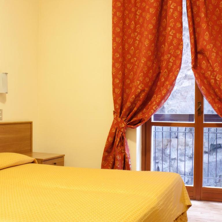 Hotel Merano - Budget Double Room with Rock Wall view - 2