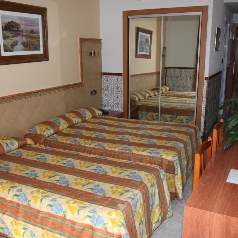 Hotel Univers - Habitación Doble (1 o 2 camas) con vistas a la piscina - 2 adultos y 1 niño - 3