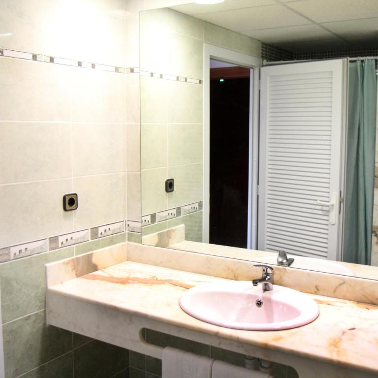 Hotel Univers - Habitación Doble (1 o 2 camas) con vistas a la piscina - 2 adultos y 1 niño - 4