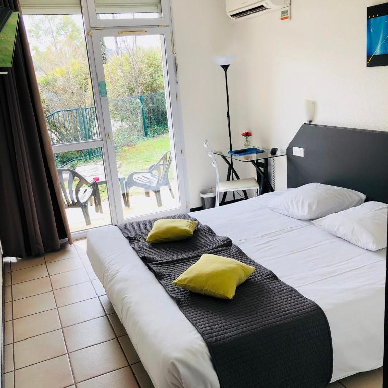 Le Clos des Bruyères - Chambre Double ou Lits Jumeaux - Vue sur Piscine - 2