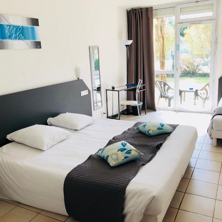 Le Clos des Bruyères - Chambre Triple - Vue sur la Piscine - 1