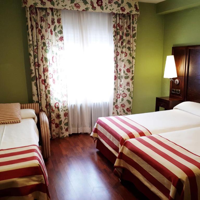 Hotel Urogallo - Habitación Doble con cama supletoria (2 adultos + 1 niño) - 4