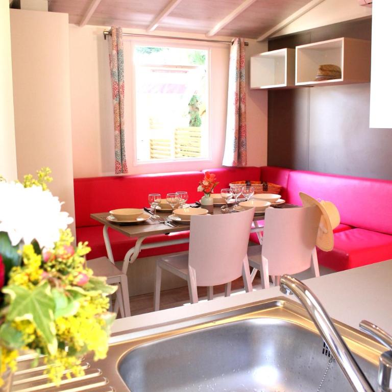 Camping Resort Les Champs Blancs - Mobile Home de Luxe (6 Personnes) - 4