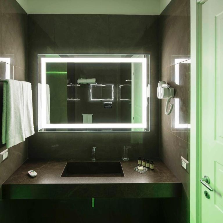 Caruso Place Luxury Rooms & Suites - Suite with Gallery and Street view - 17
