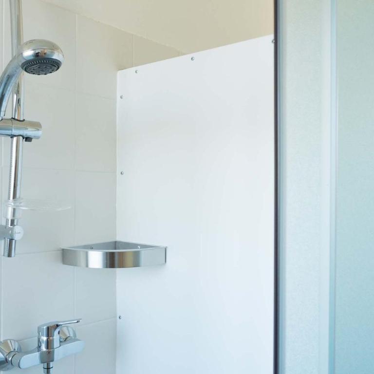 Lake Como Beach Hostel - Camera Quadrupla con Bagno Privato - 3