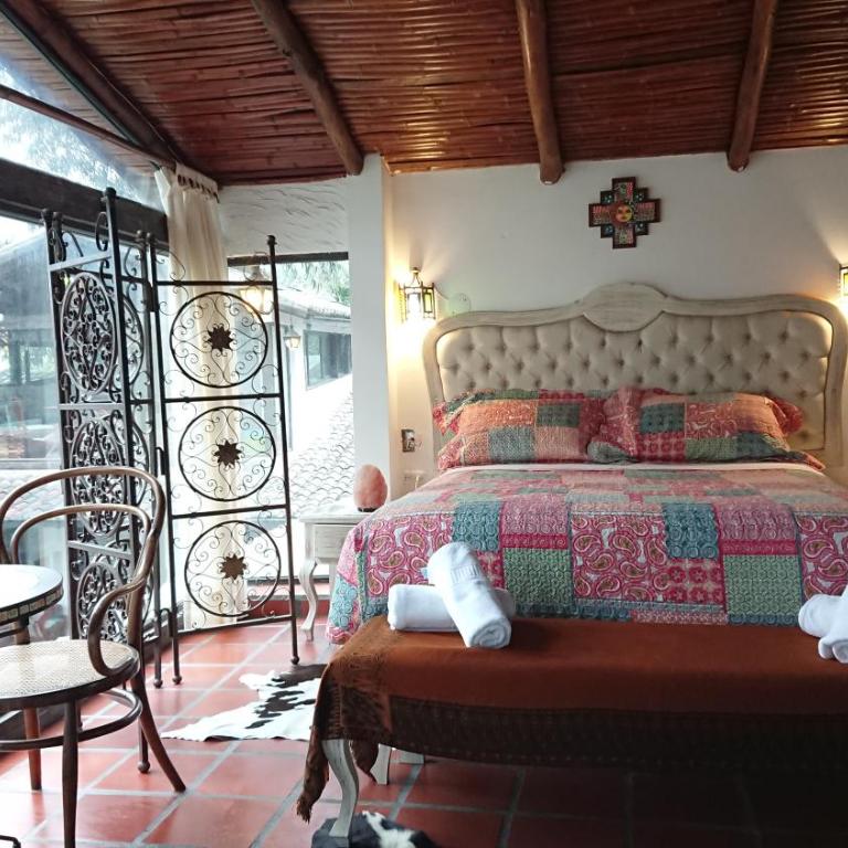 Villa Mimi - Habitación con cama extragrande y vistas al lago - 11