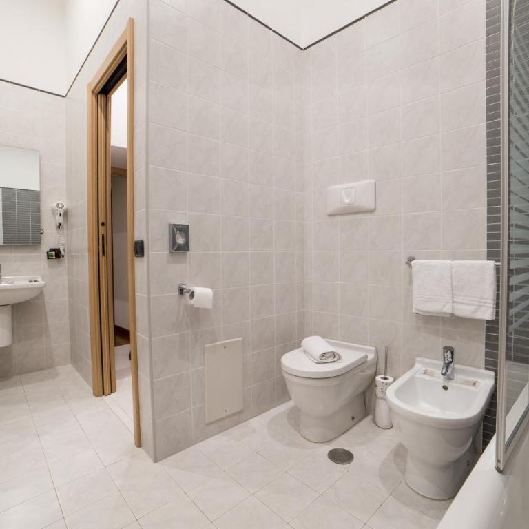 B&B Chiaia 32 - Camera Matrimoniale Superior con Balcone - 10