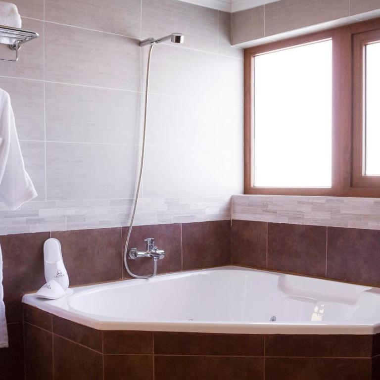 La Perla Hotel - Habitación con cama extragrande y bañera de hidromasaje - 5