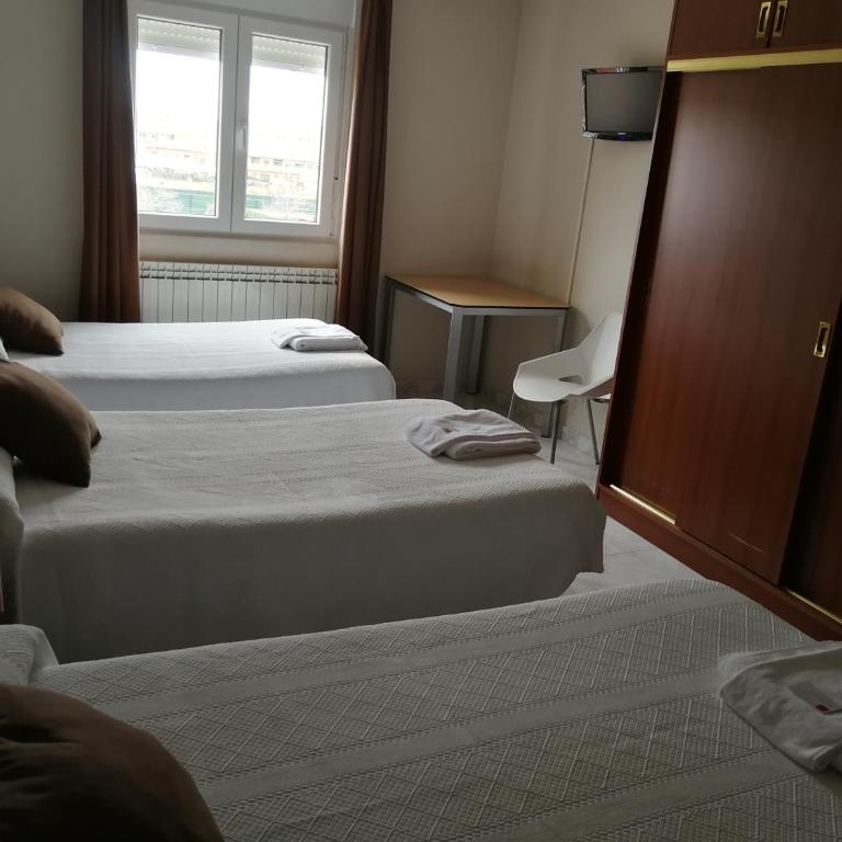 Hostal Cerecedo - Habitación Triple con baño privado - 3