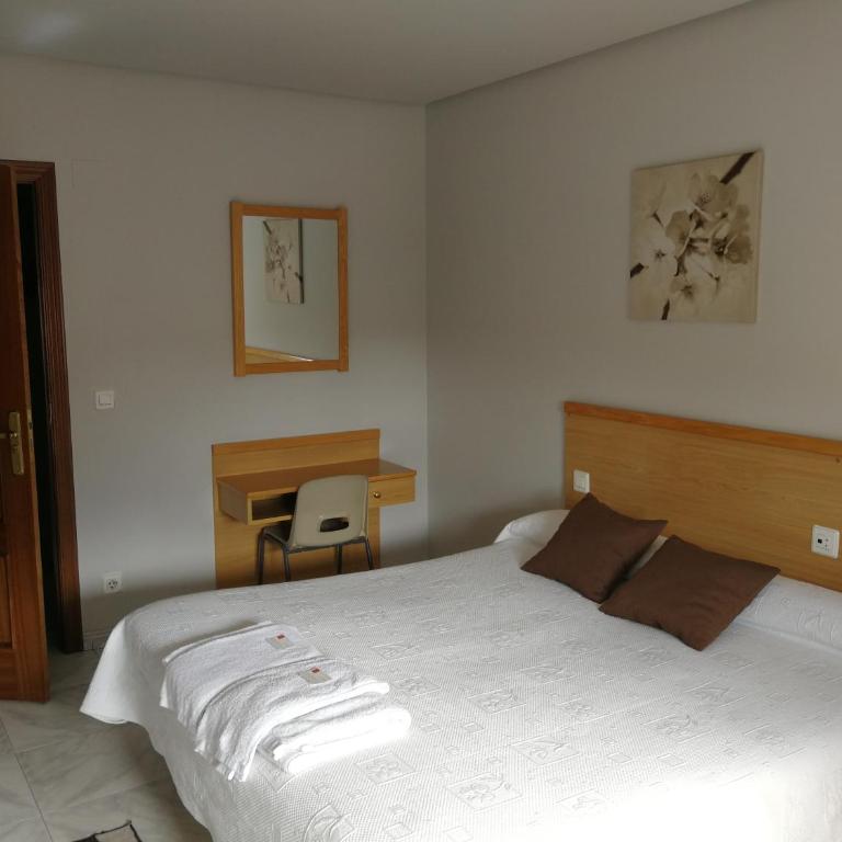 Hostal Cerecedo - Habitación Doble con baño privado - 2 camas - 1