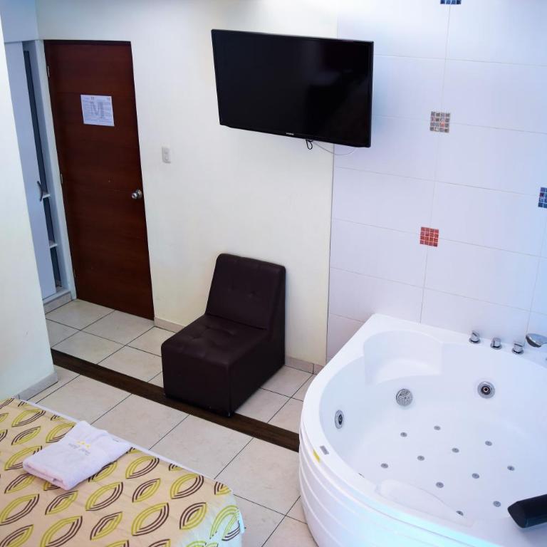 Hotel Colors Canada - Double Room with Spa Bath - 3