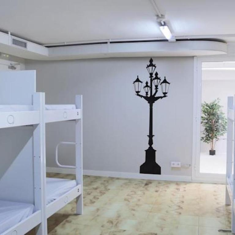 Hola Hostal Eixample - Bed in 14-Bed Mixed Dormitory Room - 2