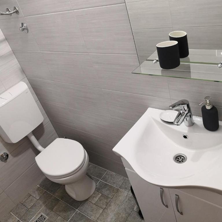 Zemunella Guest House - Single Room with Shared Shower and Toilet - 19