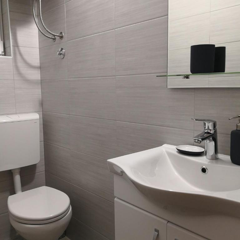 Zemunella Guest House - Single Room with Shared Shower and Toilet - 13