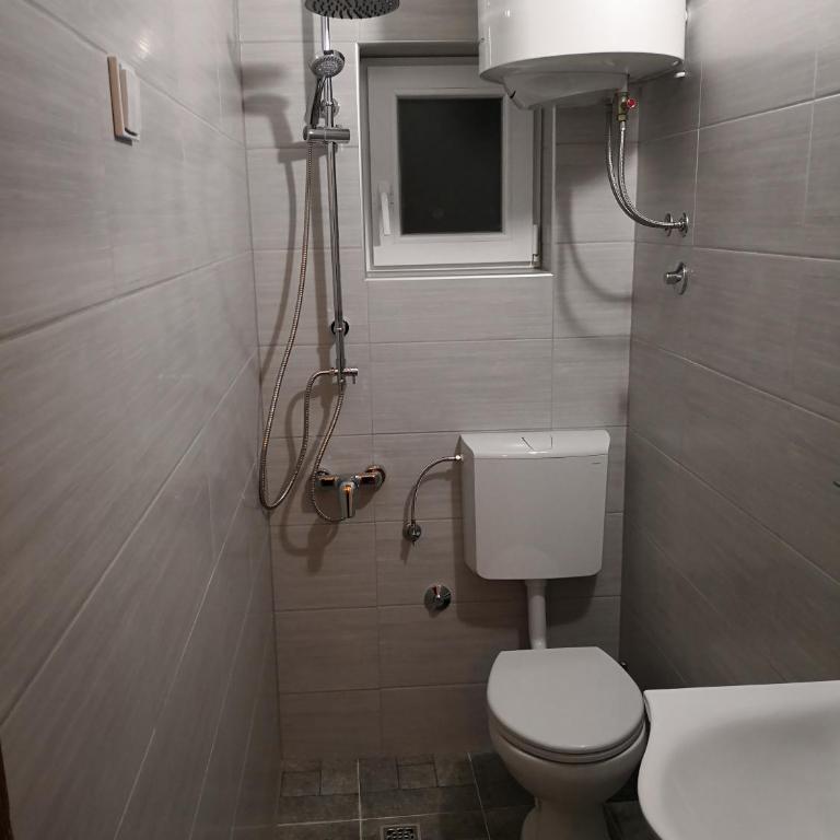 Zemunella Guest House - Single Room with Shared Shower and Toilet - 18